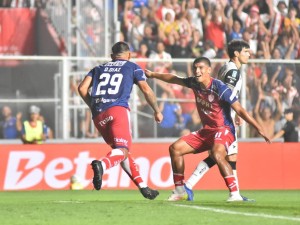 Unión no tuvo piedad del Lobo: lo goleó 4 a 0 con gran actuación