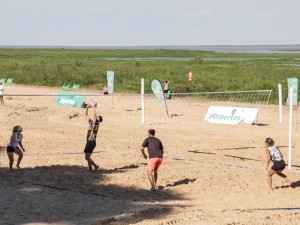 Actividades deportivas y recreativas para disfrutar las playas durante enero