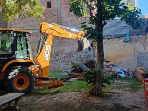 La Municipalidad derribó la antigua casilla de limpieza de la Plazoleta de los Murales