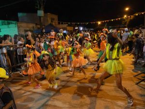 Hubo música, desfile y muchos vecinos en los Carnabarriales de Cabal
