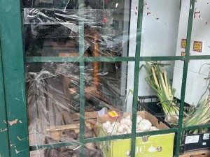 Detuvieron a un hombre que rompió una vidriera y terminó internado tras autolesionarse